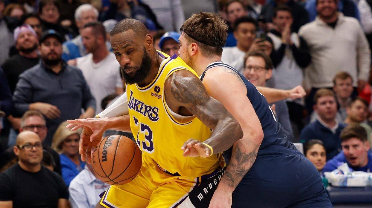 杜兰特三巨头联手，詹姆斯得分突破，关键时刻神级表现冲击季后赛！的简单介绍